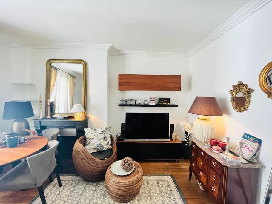 Beautiful & Central Near Champs-elysees Parijs